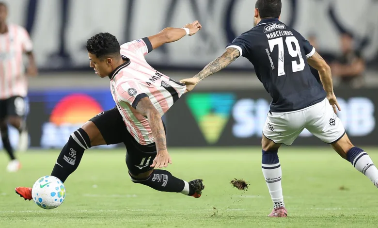 Jogadores em partida de futebol pelo Campeonato Brasileiro