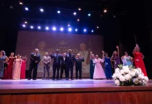 Participantes do concurso Miss e Mister Longevidade Apucarana no palco do teatro