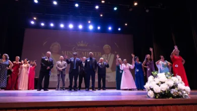 Participantes do concurso Miss e Mister Longevidade Apucarana no palco do teatro