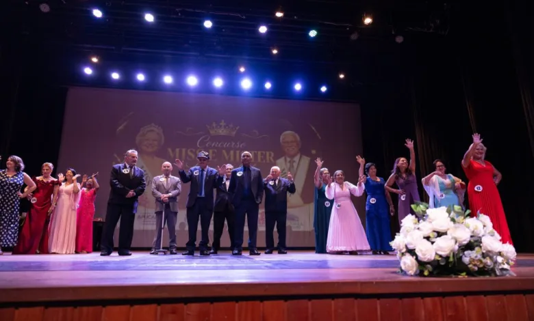 Participantes do concurso Miss e Mister Longevidade Apucarana no palco do teatro