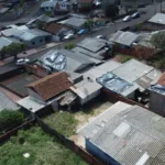 Trabalhador analisando documentos financeiros
