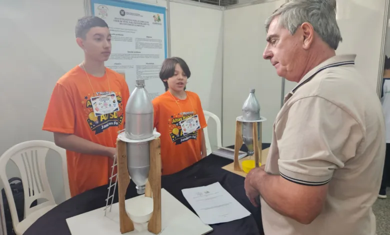 Alunos de Apucarana criam protótipo de silo para melhorar segurança em aviários 1 Estudantes segurando protótipo de silo feito com garrafa PET