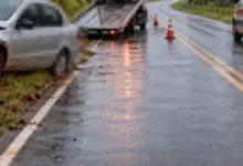 Carro acidentado às margens de rodovia no Paraná