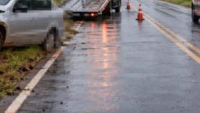 Carro acidentado às margens de rodovia no Paraná