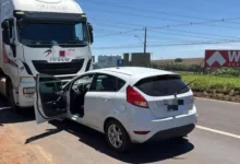 Motorista caminha sobre a pista seminu após colidir de frente com carreta 3 Viatura da Polícia Rodoviária Federal em rodovia
