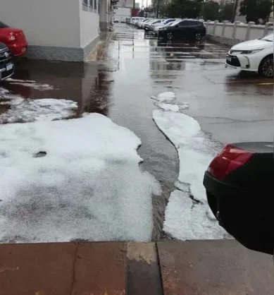 Pedras de gelo acumuladas durante temporal em Arapongas