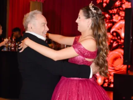 Stênio Garcia dança valsa de 15 anos aos 95 anos e vira príncipe da debutante 1 Stênio Garcia sorrindo