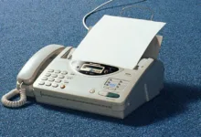 Aparelho de fax antigo em funcionamento