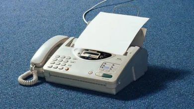 Aparelho de fax antigo em funcionamento
