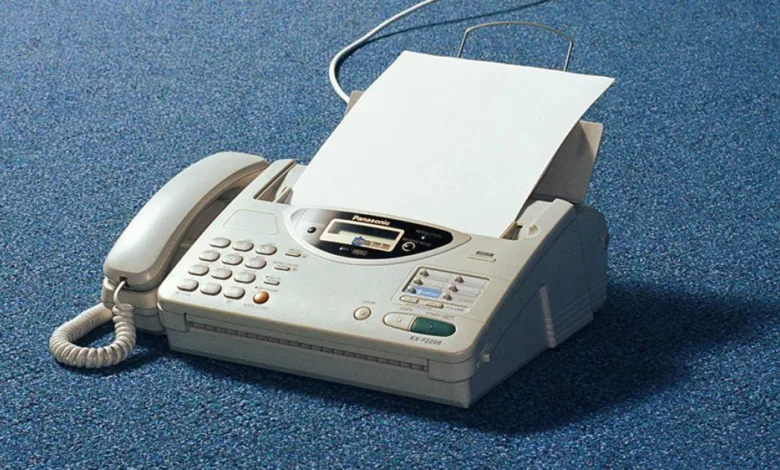 Aparelho de fax antigo em funcionamento