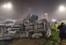 Carretas paradas na rodovia BR-376