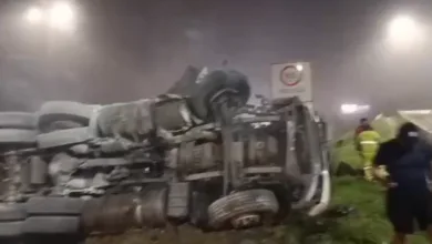 Carretas paradas na rodovia BR-376