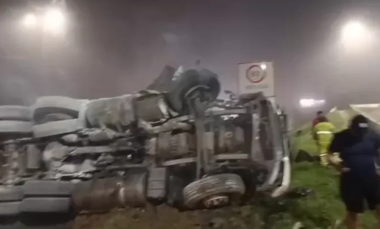 Carretas paradas na rodovia BR-376