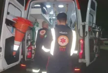 Homem é esfaqueado pelo cunhado após churrasco de família em Sarandi 19 Ilustração de uma faca e viatura policial representando ocorrência de segurança