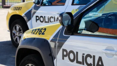 Viatura policial e local isolado para perícia