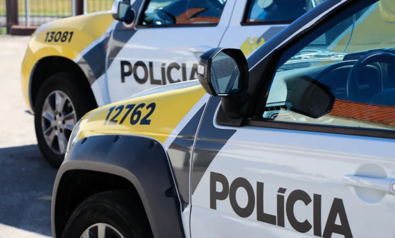 Viatura policial e local isolado para perícia