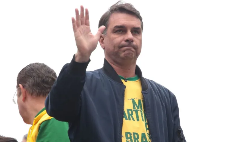 Senador Flávio Bolsonaro em sessão.