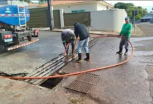 Equipe realizando limpeza de bueiros e galerias