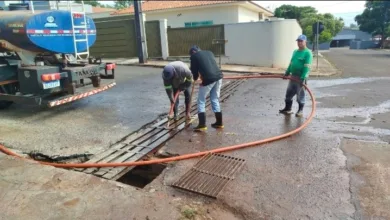Equipe realizando limpeza de bueiros e galerias
