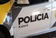 Fachada genérica de residência e viatura policial representando a segurança pública