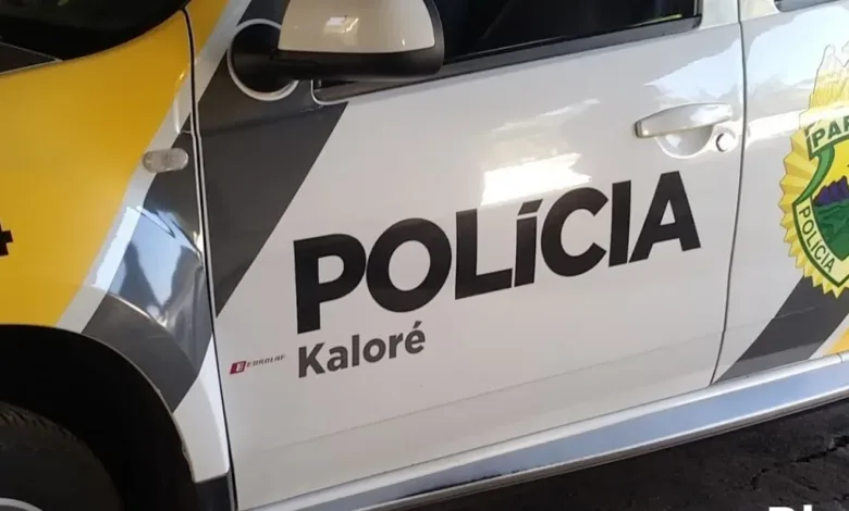 Fachada genérica de residência e viatura policial representando a segurança pública
