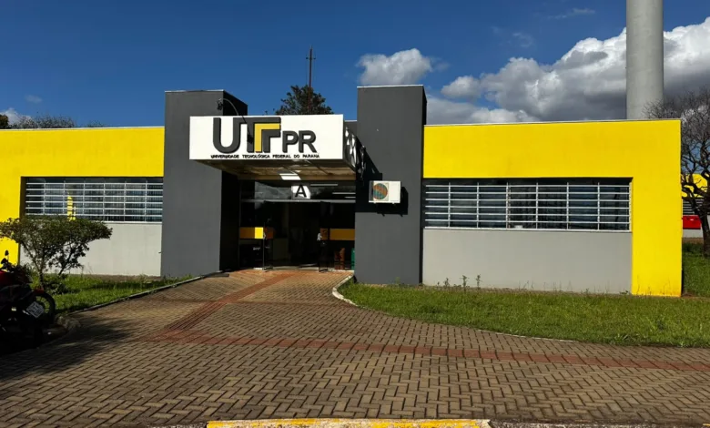 Fachada ou estudantes na UTFPR Apucarana