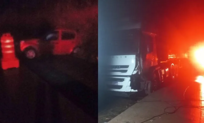 Caminhão e automóvel após colisão na rodovia PR-460