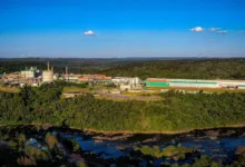 Sirene de alerta em área industrial