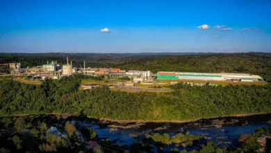 Sirene de alerta em área industrial