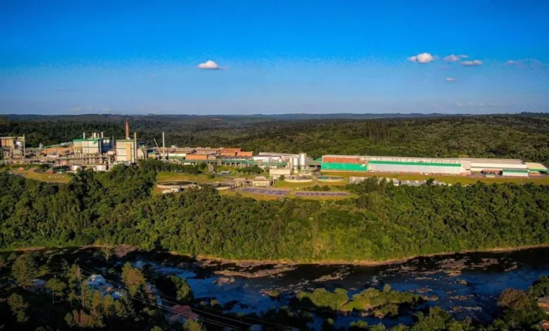 Sirene de alerta em área industrial