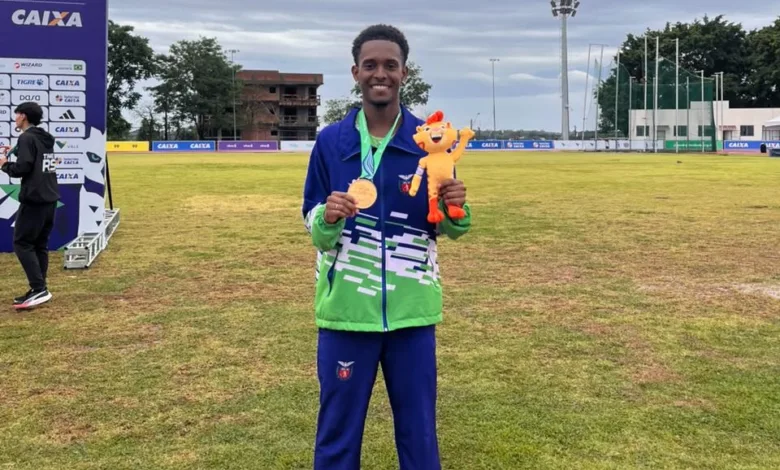 Atleta de Apucarana conquista título brasileiro nos Jogos da Juventude 1 Atleta de Apucarana comemora medalha de ouro