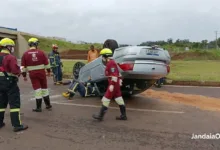 Carro capotado às margens de rodovia