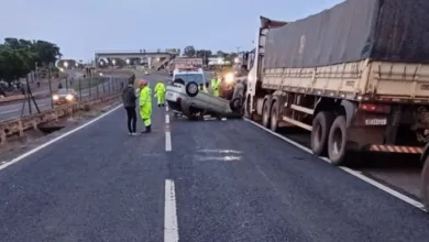 Veículo capotado às margens de rodovia