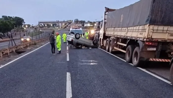 Veículo capotado às margens de rodovia