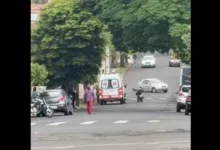 Motociclista fica ferido após atropelar gato e sofrer queda em Jandaia do Sul 6 Motocicleta parada na rua após acidente em Jandaia do Sul