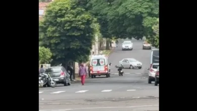 Motocicleta parada na rua após acidente em Jandaia do Sul