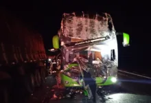 Frente de ônibus destruída após acidente na rodovia