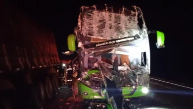 Frente de ônibus destruída após acidente na rodovia