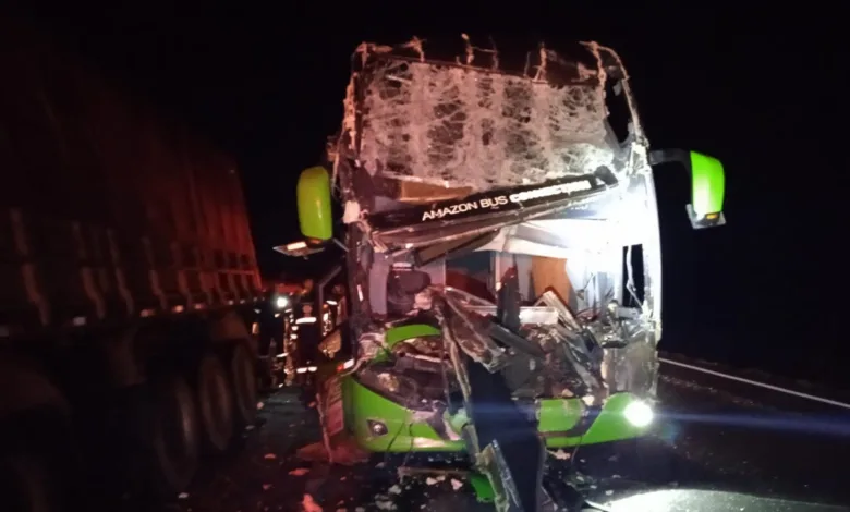 Frente de ônibus destruída após acidente na rodovia