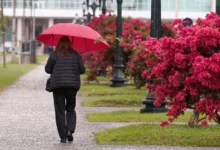 Tempestade e nuvens carregadas cobrindo o céu