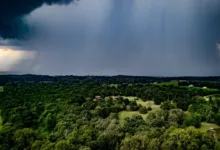 Temporal com nuvens carregadas cobrindo o céu