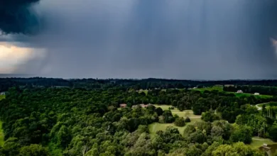 Temporal com nuvens carregadas cobrindo o céu