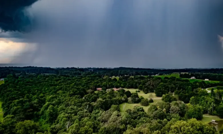 Alerta de tempestade atinge 12 estados e o Distrito Federal nesta quinta-feira 1 Temporal com nuvens carregadas cobrindo o céu