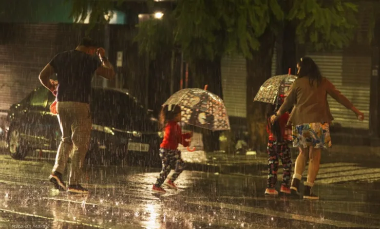 Temporal e ventos fortes em área urbana