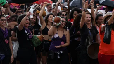 Fachada e ambiente político com urnas e representação institucional