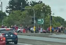 Carro e local isolado pelas autoridades após o atropelamento.