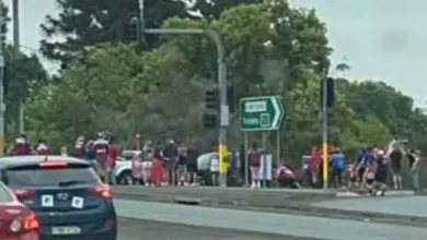 Carro e local isolado pelas autoridades após o atropelamento.