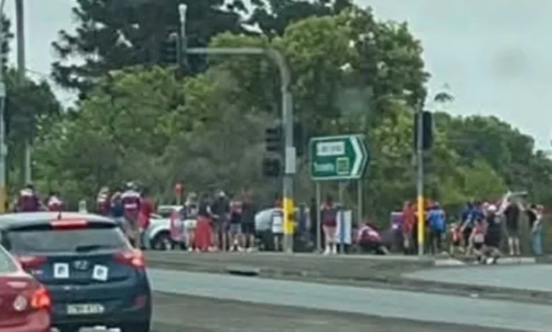 Carro e local isolado pelas autoridades após o atropelamento.