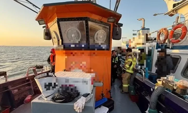 Barco de pesca pega fogo na costa da Coreia do Sul; 22 são resgatados 1 Embarcação da Guarda Costeira da Coreia do Sul