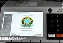 Urna eletrônica em seção de votação